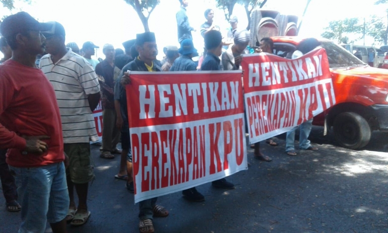 dokumentasi PPK beberapa masyarakat melakukan aksi demonstrasi di depan kantor KPU kabupaten