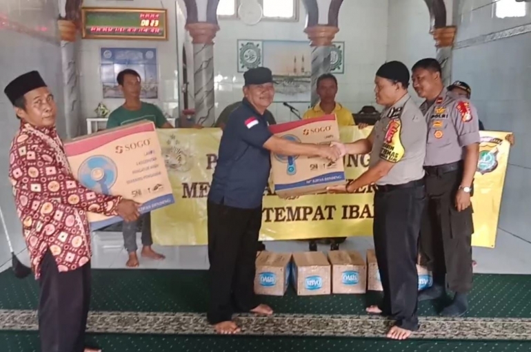 Polsek Tanjung Duren berikan donasi untuk Masjid Baitussalam
