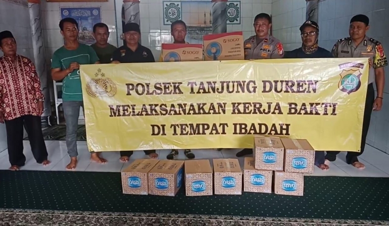 Polsek Tanjung Duren laksanakan Baksos di Masjid Baitussalam Jelambar Baru