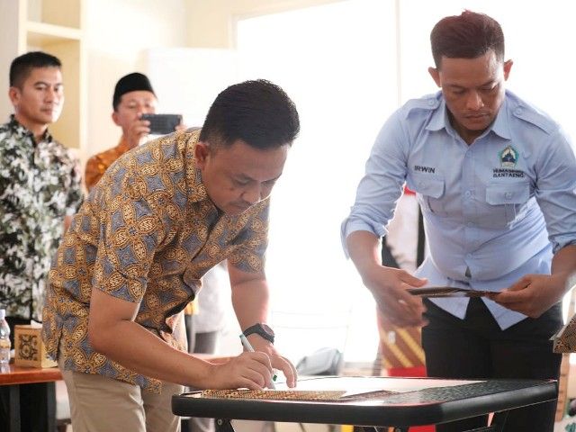 Bupati Bantaeng (kiri) menanda tangani Berita Acara Pelantikan DPD JOIN Bantaeng di Sunrise Cafe and Resto (04/05/19).