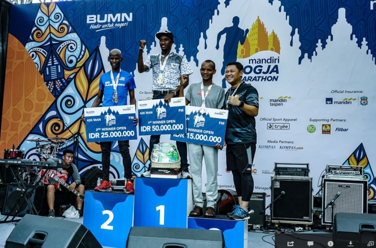 Deskripsi : Para Pemenang Mandiri Jogja marathon 2019 I Sumber Foto : mandirijogjamarathon.com