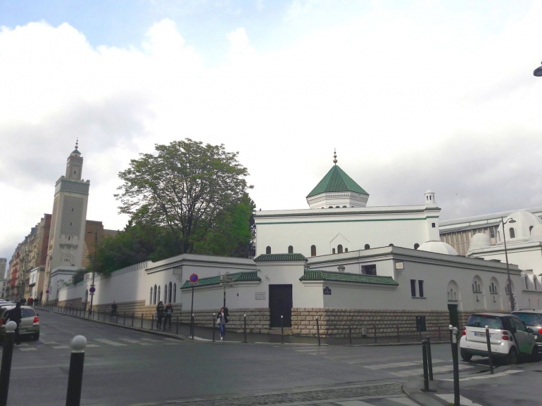 Masjid tertua di Prancis, La Grande Mosquée de Paris, dalam jepretan kamera dari sudut seberang jalan (foto : Derby Asmaningrum)