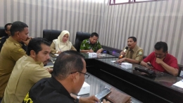 Kepala Dinas Kelautan dan Perikanan Aceh, Cut Yusminar saat melakukan FGD penggaraman bersama stakeholder di aula dinas setempat, Kamis (18/04/2019)| dokumentasi pribadi 