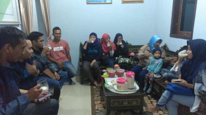 Mencicip susu segar (dok.pri)