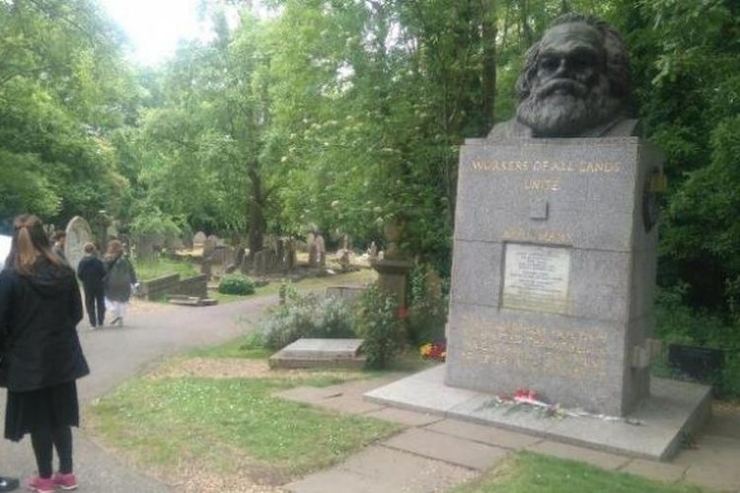 Monumen yang didirikan di atas pusara filsuf ternama, Karl Marx di pemakaman Highgate, London menjadi salah satu daerah tujuan wisata yang banyak dikunjungi turis. (Ervan Hardoko/Kompas.com)