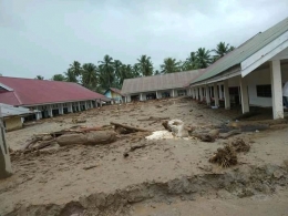 Sejak 28 April SDN 1 Desa Bangga tempat Selvianti mengajar sampai sekarang tak bisa dipakai lagi akibat terendam pasir. Foto: Situr Wijaya