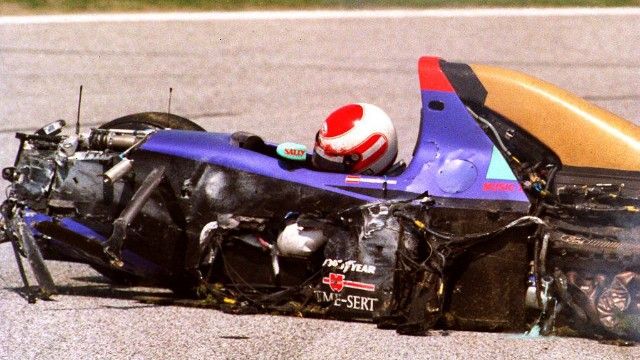 Roland Ratzenberger mengalami kecelakaan fatal yang merenggut nyawanya di GP Imola 1994