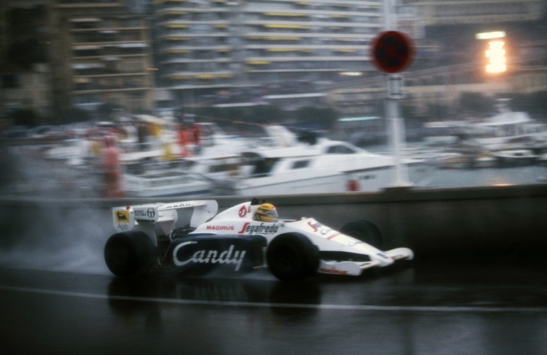 Ayrton Senna ketika mendapatkan podium pertamanya di GP Monaco 1984 bersama Toleman