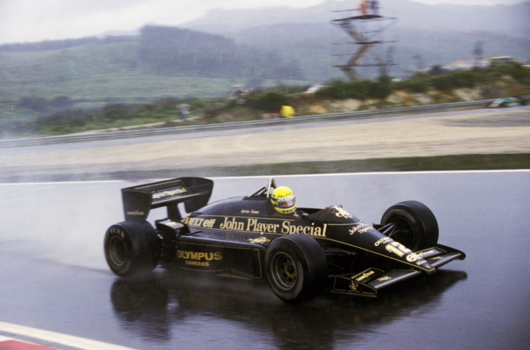 Ayrton Senna bersama Lotus ketika memenangkan GP Portugal 1985