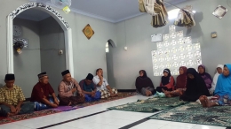 Pertemuan warga di mushola membahas persiapan Ramadan 1440 H (dok. pri).