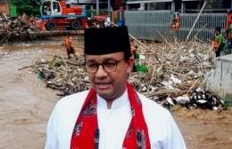 Gubernur Jakarta Anies Baswedan di latar depan tumpukan sampah sungai di Jakarta (Foto: kompas.com)