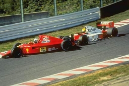 Senna ketika menabrakan diri kepada Alain Prost di GP Jepang 1990