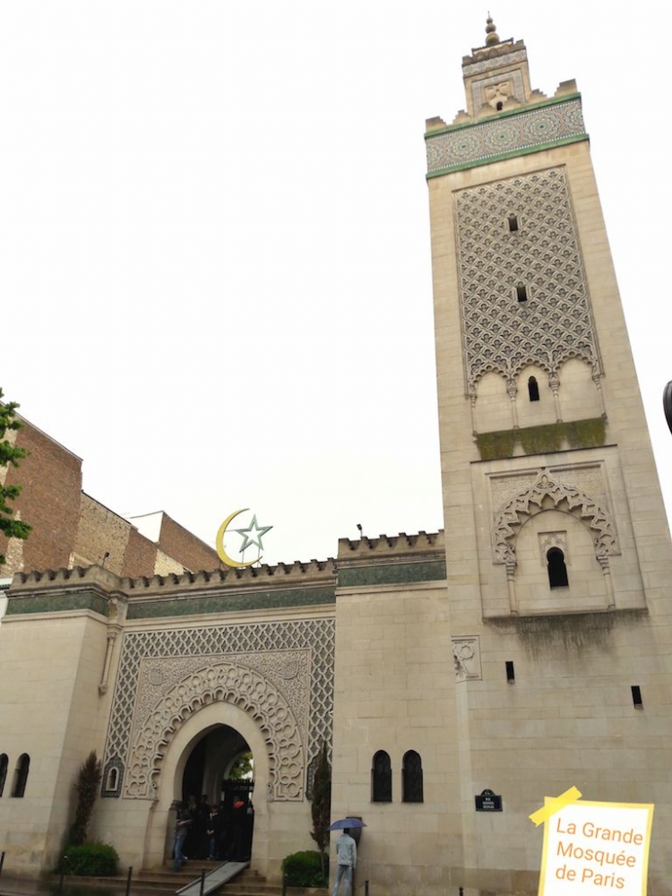 Pintu masuk utama masjid dengan menaranya (foto : Derby Asmaningrum)
