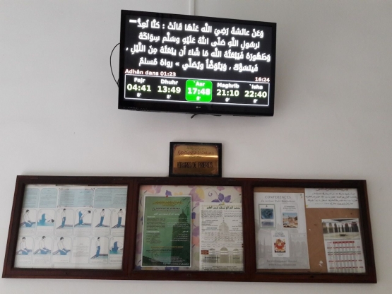 Waktu sholat dan sebuah papan informasi yang bertengger pada dinding lobi (foto : Derby Asmaningrum)