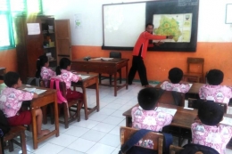 Casman, guru honorer asal Jatigede, Sumedang, Jawa Barat yang telah mengajar sejak tahun 1996. Casman mengajar siswa kelas 4 SDN Ciawi