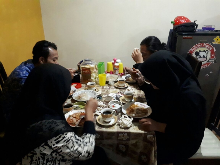 Makan bersama keluarga rantau
