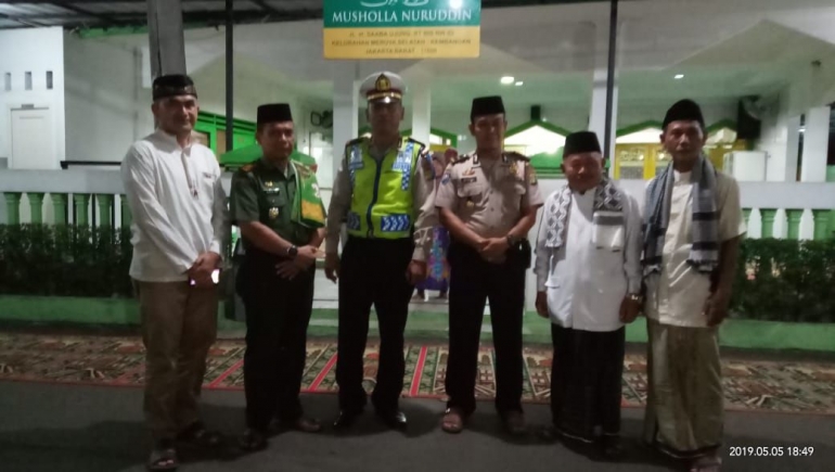 Kapolsek Kembangan dan Danramil 07/KB bersama Pengurus Musholla Nuruddin