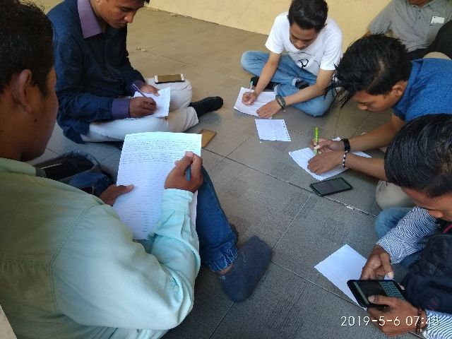 mahasiswa semangat Mengerjakan tugas kuliah di hari pertama bulan ramadhan