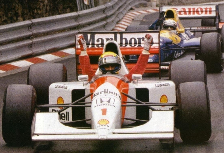 Ayrton Senna ketika berhasil memenangkan GP Monaco 1992 dengan menahan laju Nigel Mansell