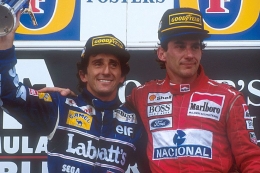 Ayrton Senna merayakan kemenangannya dengan rival abadinya Alain Prost di GP Adelaide 1993