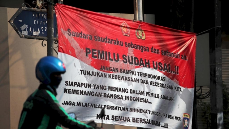 Spanduk ajakan menjaga persatuan dan tidak mudah terprovokasi dengan isu-isu yang belum jelas terpasang di Kemanggisan, Jakarta Barat, Jumat (3/5/2019). Spanduk seperti ini bertebaran di sejumlah titik untuk mengajak menjaga perdamaian pascapemilu serentak yang baru saja digelar. | Foto:KOMPAS/HERU SRI KUMORO