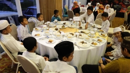 Ilustrasi. Anak-anak yatim tengah berbuka puasa bersama. Foto | Yourbandung,com