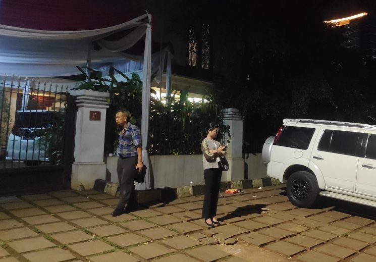 Suasana kediaman Prabowo saat pertemuan dengan media asing berlangsung. Dari sore hingga larut malam, wartawan nasional hanya diperkenankan memotret gerbang dari luar (medcom.id).