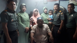 Ketua Persit KCK Ranting 3 Koramil 02/Sawah Besar turut menyerahkan donasi