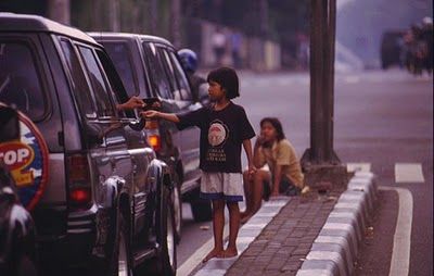 Pengemis di simpang jalan (sumber: www.griyagowes.com)