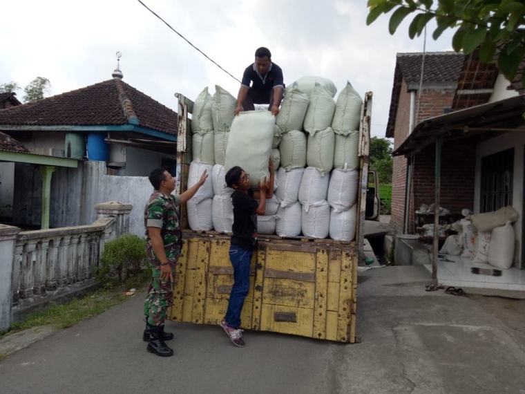 Bersama BPP Babinsa Kawal Distribusi Benih Bantuan (Dokpri)