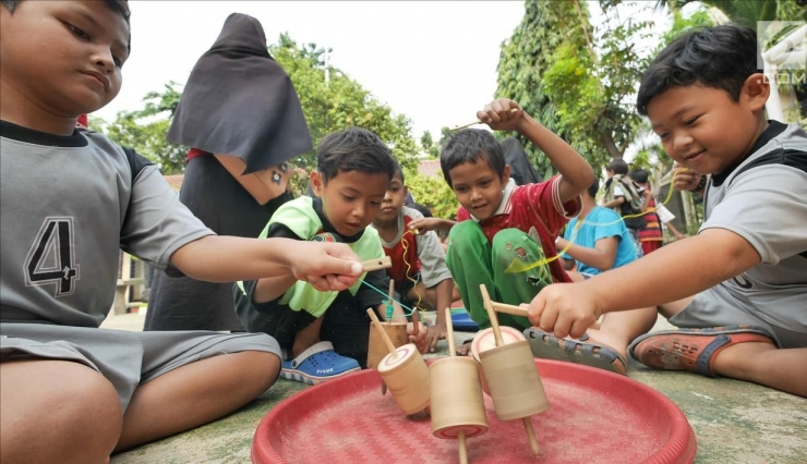 Foto Artikel : Permainan Tradisional, Permainan Mencerdaskan Jenis Permainan Bola Batu Tradisional Gambar Foto Artikel : Permainan Tradisional, Permainan Mencerdaskan - Jenis Permainan Bola Batu Tradisional Gambar