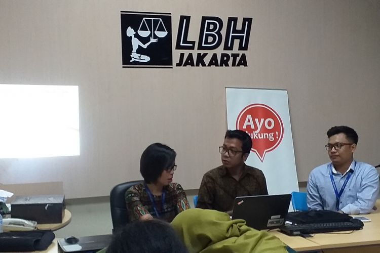 LBH Jakarta memaparkan dugaan pelanggaran aplikasi pinjamna online di kantor LBH, Jakarta (Kompas)