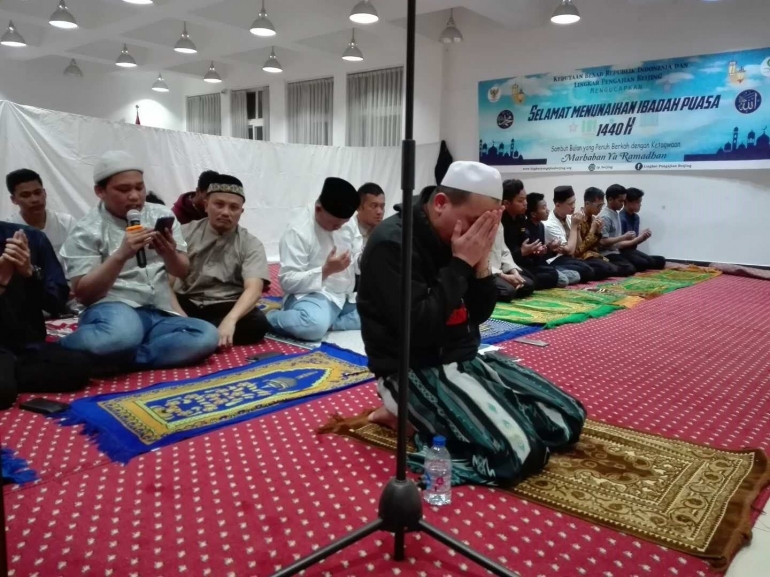 Ustadz Adia Putra Wirman melakukan do'a, usai memimpin jamaah shalat di Aula KBRI. (Faqih/UNY/LPB/BUAA)