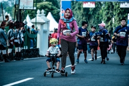 Seorang ibu dan anaknya berlari di event MJM 2019. Foto by: official Jogmar