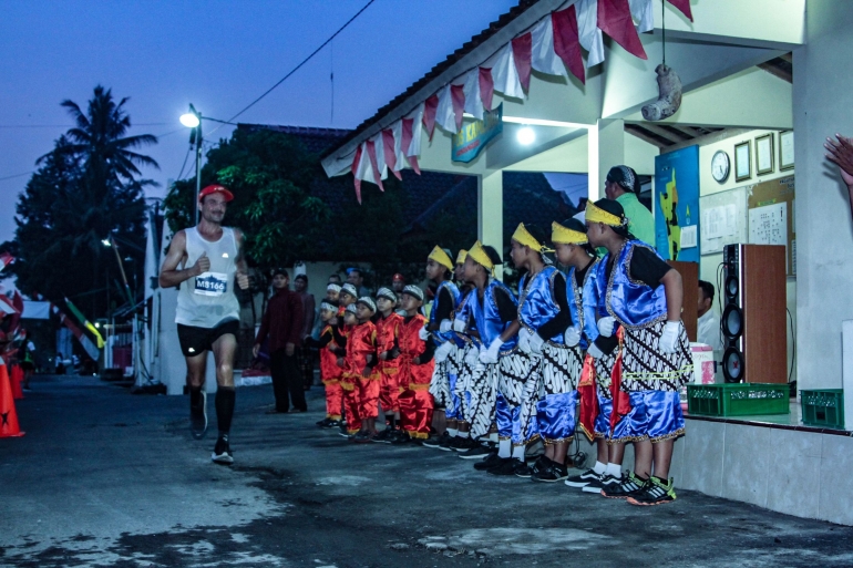 Dukungan warga dengan menyambut pelari dengan tarian tradisional setempat. Foto by: Official Jogmar