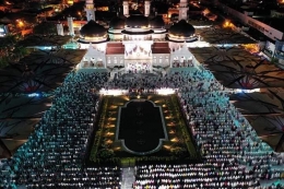 Gambar 2, Situasi shalat tarawih perdana tahun 1440H/2019M di Masjid Raya baiturrahman, Banda Aceh (Doc. FMT)