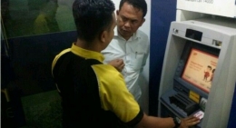 Salah satu mesin ATM Bank Mandiri di Mojokerto Jawa Timur yang telah dipasang Skimmer (Sumber: detikfinance)