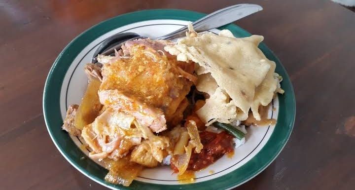 (Menu gudeg Jemberan, tidak terlalu manis seperti gudeg di Jogja)