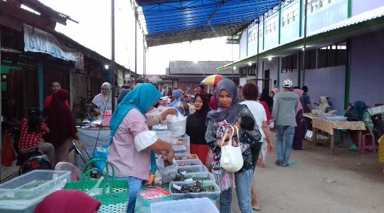 penjual takjil di kawasan belakang pasar dayamurni.dokpri