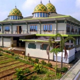 Sebuah masjid di wilayah Bambu Apus, Cipayung, Jakarta Timur yang juga melengkapi alat pengeras suara yang hanya digunakan hanya untuk kepentingan azan. (foto: dokumen pribadi) 