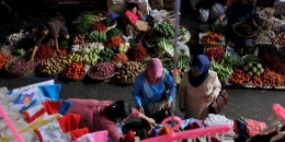 Pedagang kebutuhan pokok seperti sayu-sayuran, ikan, dan daging ayam di Pasar Kebayoran Lama, Jakarta Selatan. (KOMPAS/HERU SRI KUMORO)
