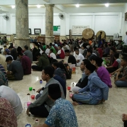 Buka bersama di masjid Al-Munawwar Tulungagung. (Picdeer.com)
