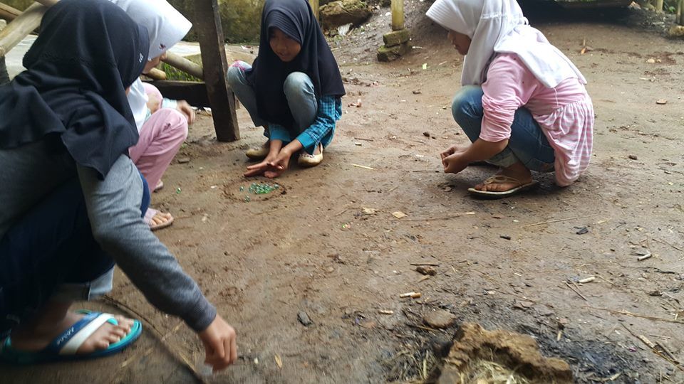 Anak Perempuan Bermain Kelereng. Sumber Foto: sabumiku.com