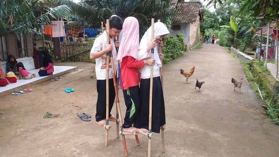Anak Perempuan dan Laki-Laki Bermain Egrang Bersama. Sumber Foto: sabumiku.com