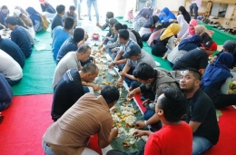 Cucurak sambil makan nasi liwet. | Dokumentasi Dhini Nurlaila