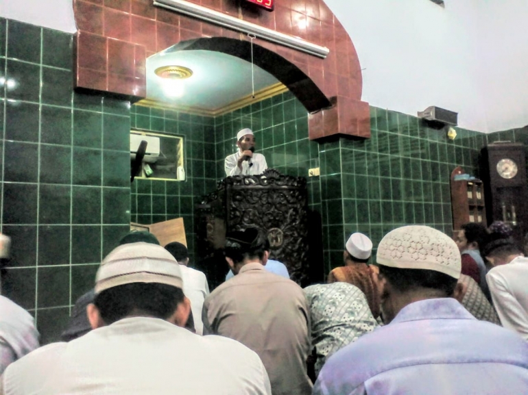 Ust. H. Karmadji saat menyampaikan kuliah ba'da shalat tarawih. (dok. rpibadi)