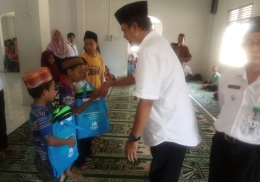 Memberikan santunan kepada anak yatim dalam kegiatan safari Ramadan Pemkab Bangka (dokpri) 