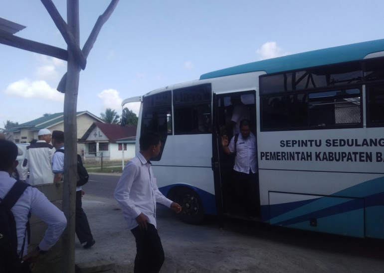 Bus yang membawa rombongan safari Ramadan Pemkab Bangka (dokpri)
