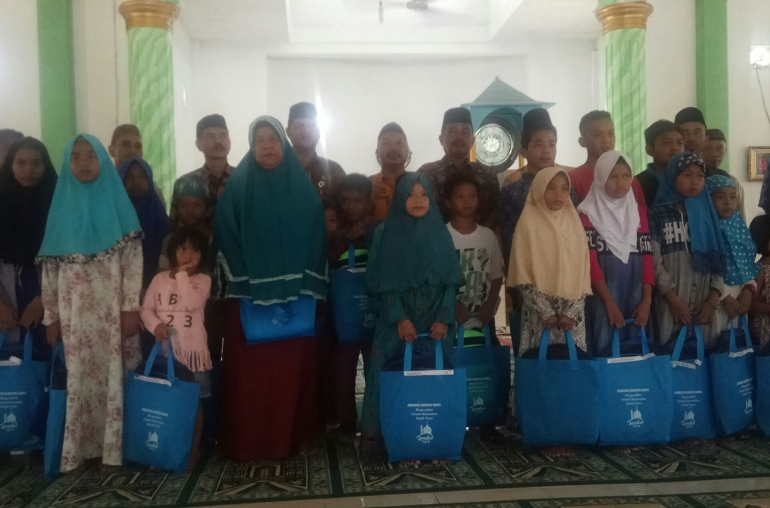 Lansia dan anak yatim menerima santunan dalam safari Ramadan Pemkab Bangka (dokpri)
