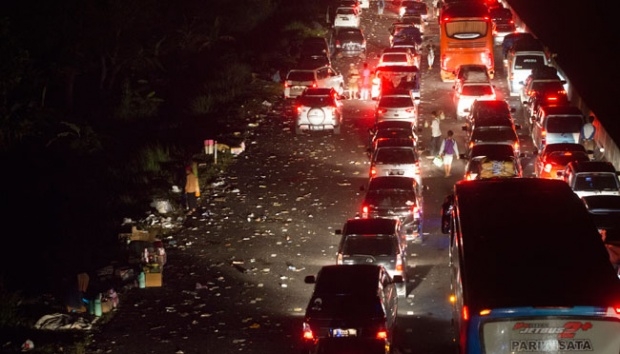 Sampah berserakan di antara kemacetan di arah keluar pintu tol Pejagan, di H-2 Lebaran, Jawa Tengah, 4 Juli 2016. Hal tersebut dikarenakan rendahnya kesadaran pemudik untuk menjaga kebersihan. ANTARA FOTO/Rosa Panggabean
